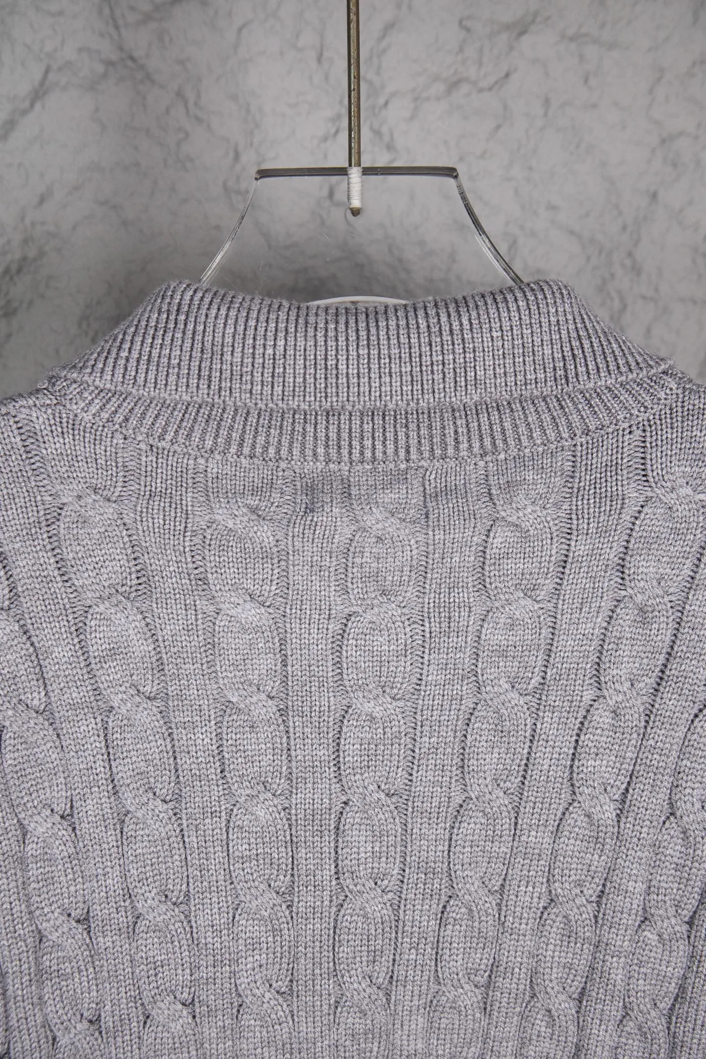 P240 Ralph Lauren 2025ss new twist sweater button cardigan. The fabric is made of imitation cashmere fabric. A full set of customized accessories. The highest version on the market. Color: Navy blue, black, white and gray. Size: S-XL.